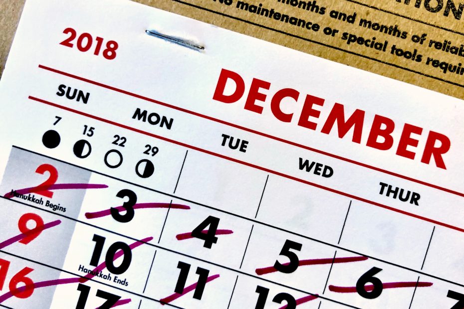 Calendario de papel en el que se cruzan los días con un rotulador negro.